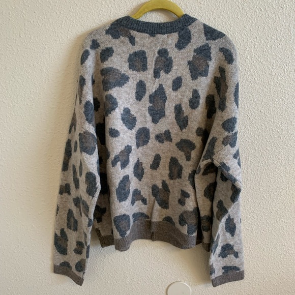 Olivaceous oversized cheetah animal print super soft sweater NWT🌴 - Picture 4 of 6